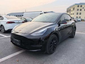A 2021 black Tesla Model Y with low mileage (330,00 miles), in excellent condition, ready for export overseas at any time.
